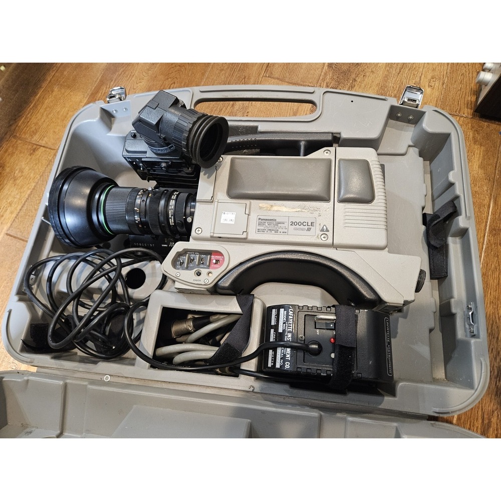 Panasonic 200CLE CCD WV-F200 W/ Canon TV‎ Lens Battery Charger In Plastic Case